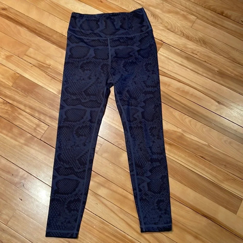 Allfenix gray/black snakeskin print high waisted capri leggings. Small.